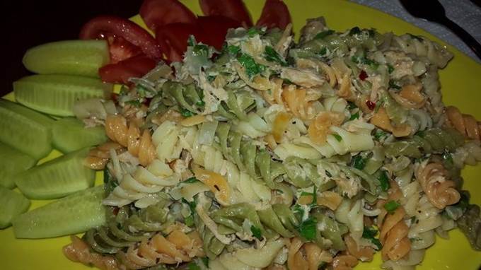 Цветная паста с тунцом в сливочном соусе и