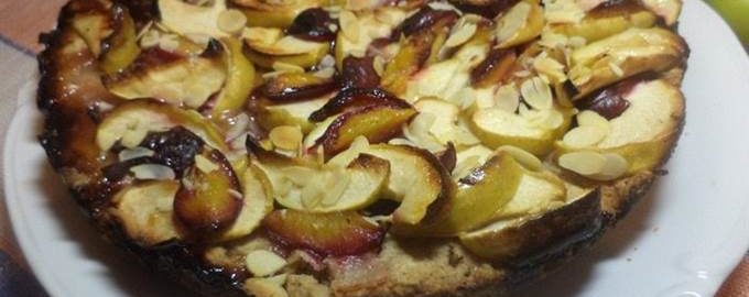 Осенний яблочно-сливовый пирог