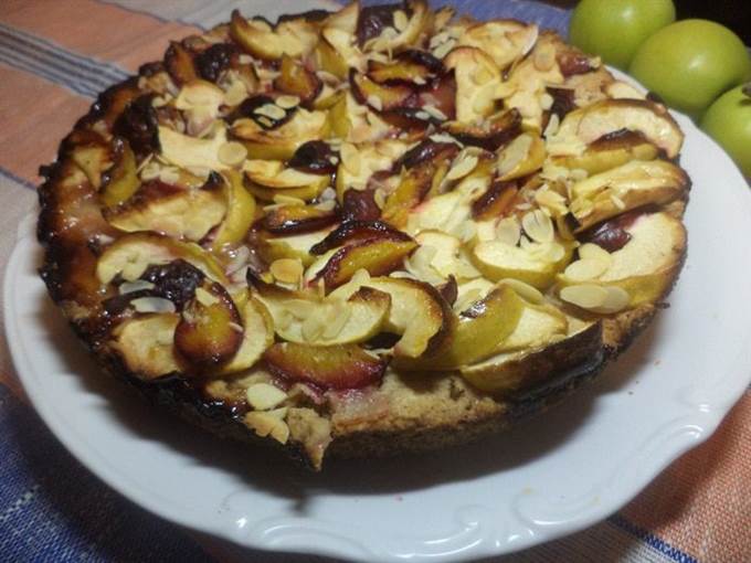 Осенний яблочно-сливовый пирог