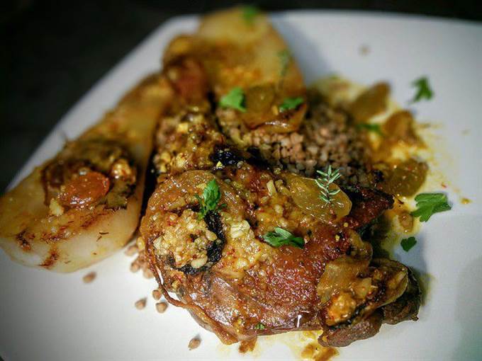 Пряные утиные ножки с грушей