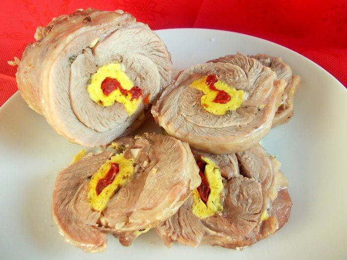 Рулет из индейки с омлетом и помидорами