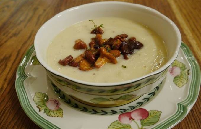 Суп из сельдерея с каштанами и лисичками