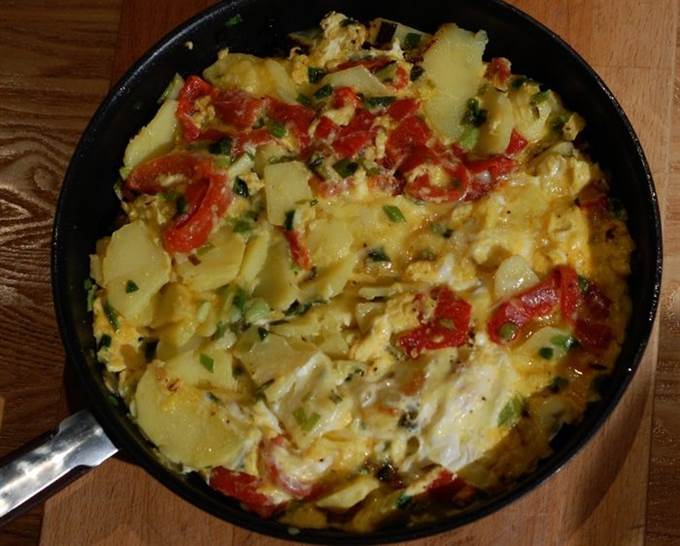 Фриттата с картофелем, сладким перцем и зеленым луком