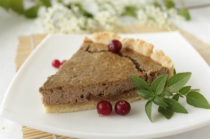 Пирог с печенью и вяленой клюквой