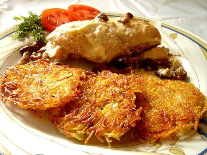 Куриное филе под сливочно-грибным соусом с хрустящими рёсти