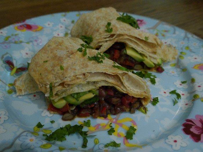 Лаваш с ароматной фасолью и авокадо