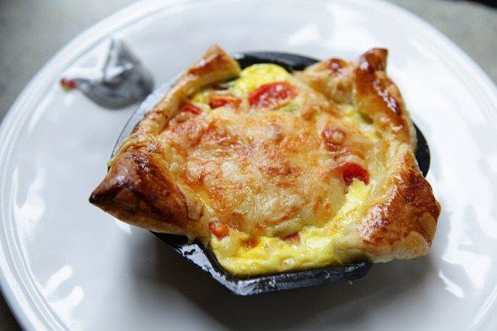 Мини-киш с ветчиной, зеленым луком и помидорками черри