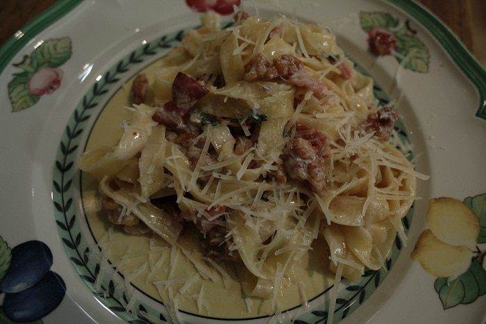 Паста с орехами, беконом и тимьяном