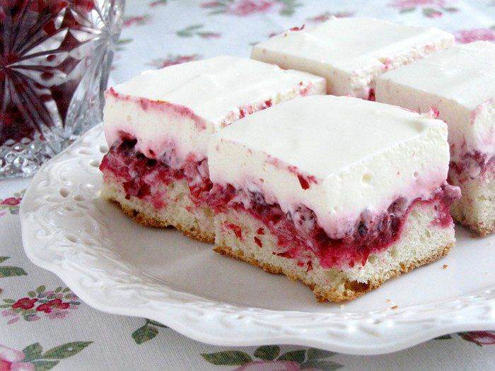 Пирог с брусникой и сметаной