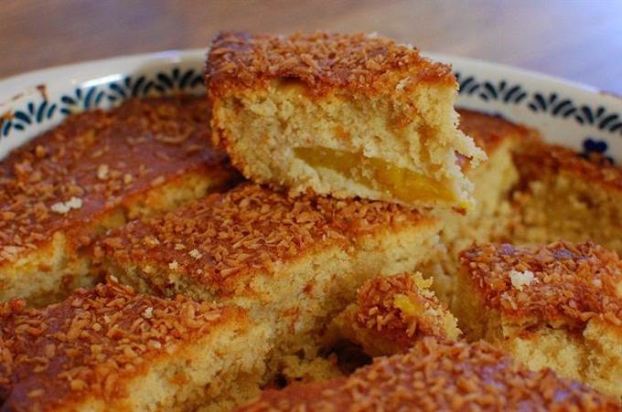 Бисквит с манго и кокосом