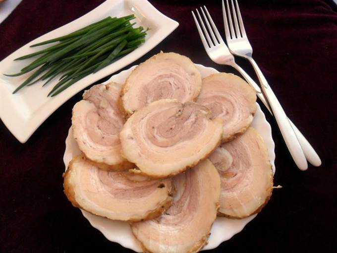 Свиная грудинка запеченная