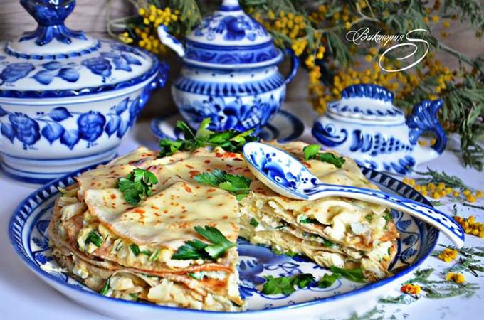 Блинчатый пирог с копченой рыбой