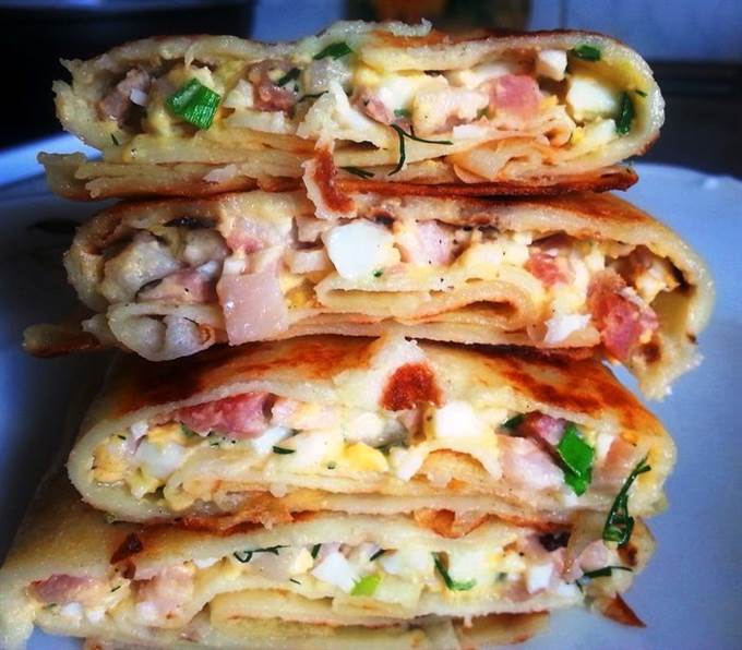 Блинчики с копченым окороком и вареным яйцом