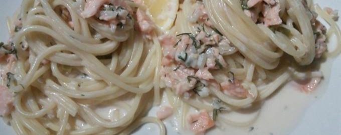 Спагетти под соусом из слабосолёного лосося с розовым перцем