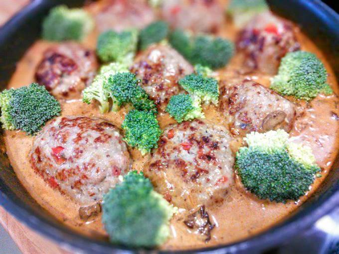 Тефтели охотничьи с грибным соусом