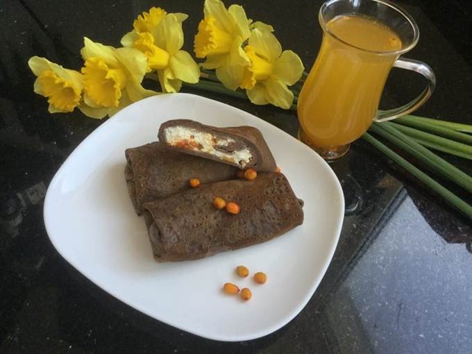 Шоколадные блины с медовой облепихой