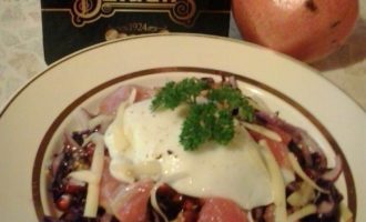 Салат из краснокочанной капусты и семги с сыром Джюгас