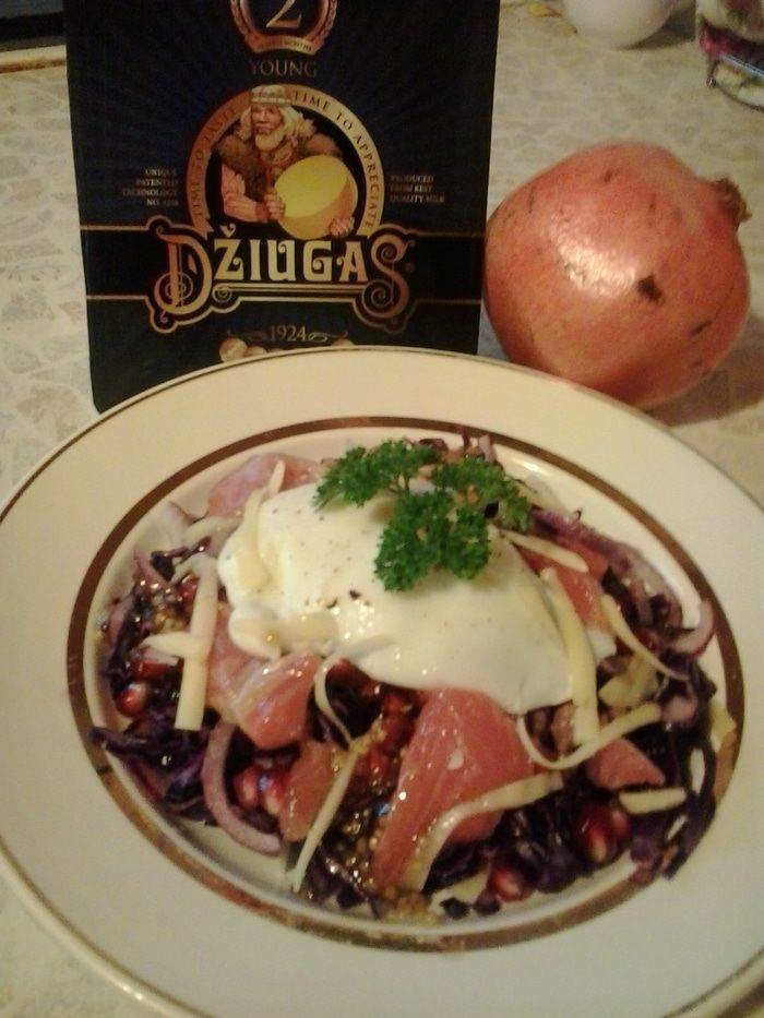 Салат из краснокочанной капусты и семги с сыром Джюгас